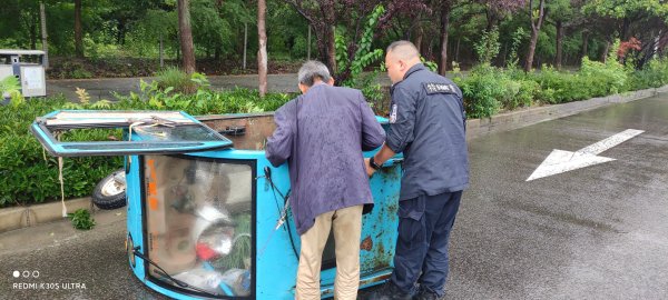 指南针股票 老人驾驶电动三轮车侧翻 蚌埠特警雨中紧急救助_大皖新闻 | 安徽网